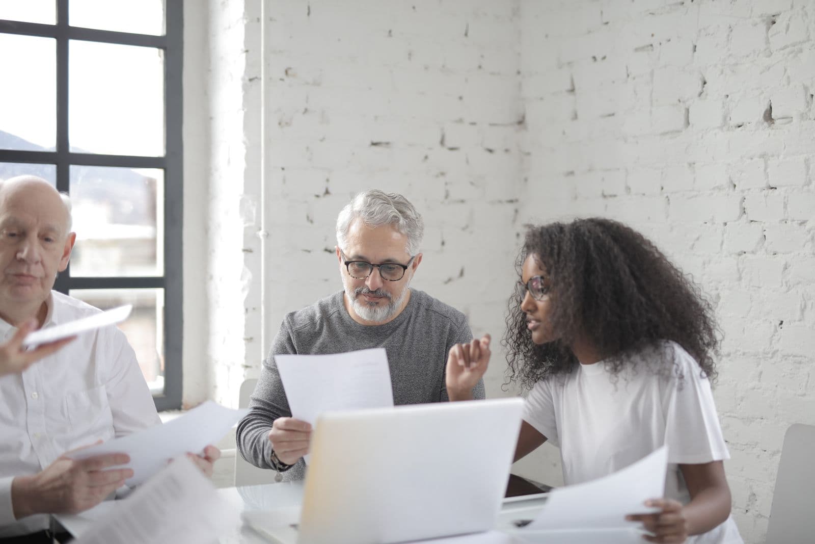 An advisor in conversation with a client over coffee